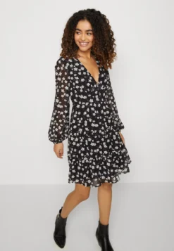 Edc By Esprit Vneck Tiere - Jurk - Black -Esprit 00e37391ce59483c8a80fabb8394127d scaled