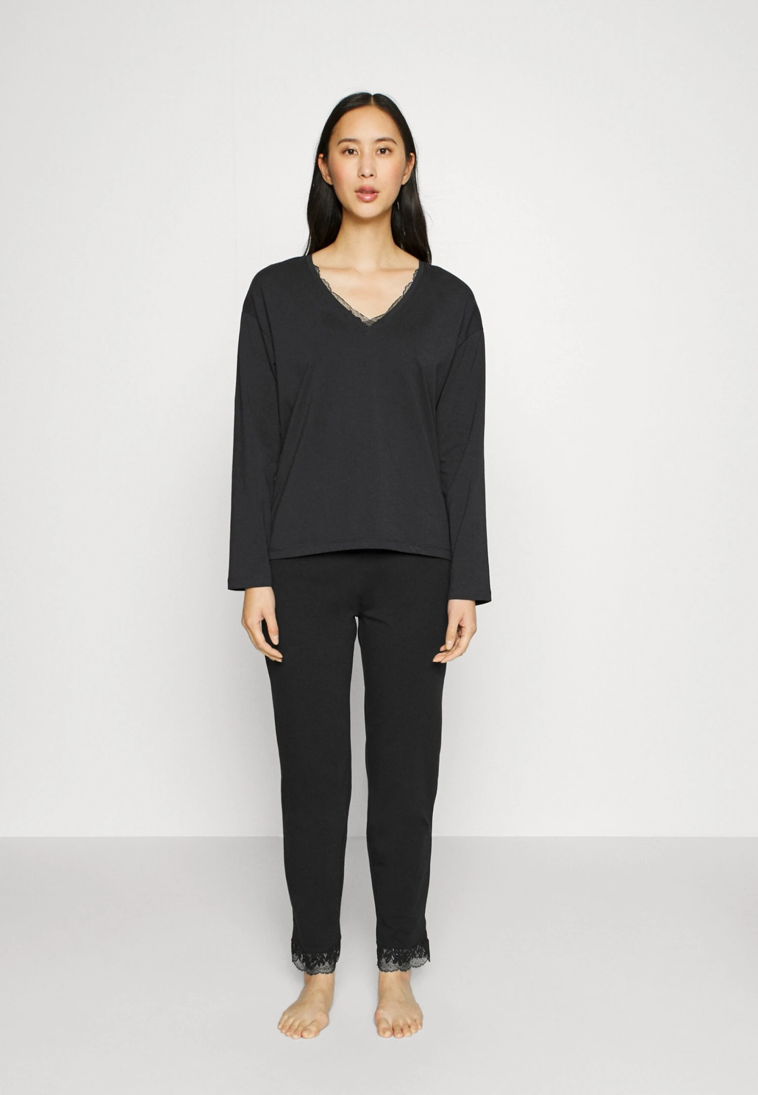 ESPRIT Seasonal Solid Long Leg Long Sleeve - Pyjama - Black 1 ESPRIT Seasonal Solid Long Leg Long Sleeve - Pyjama - Black