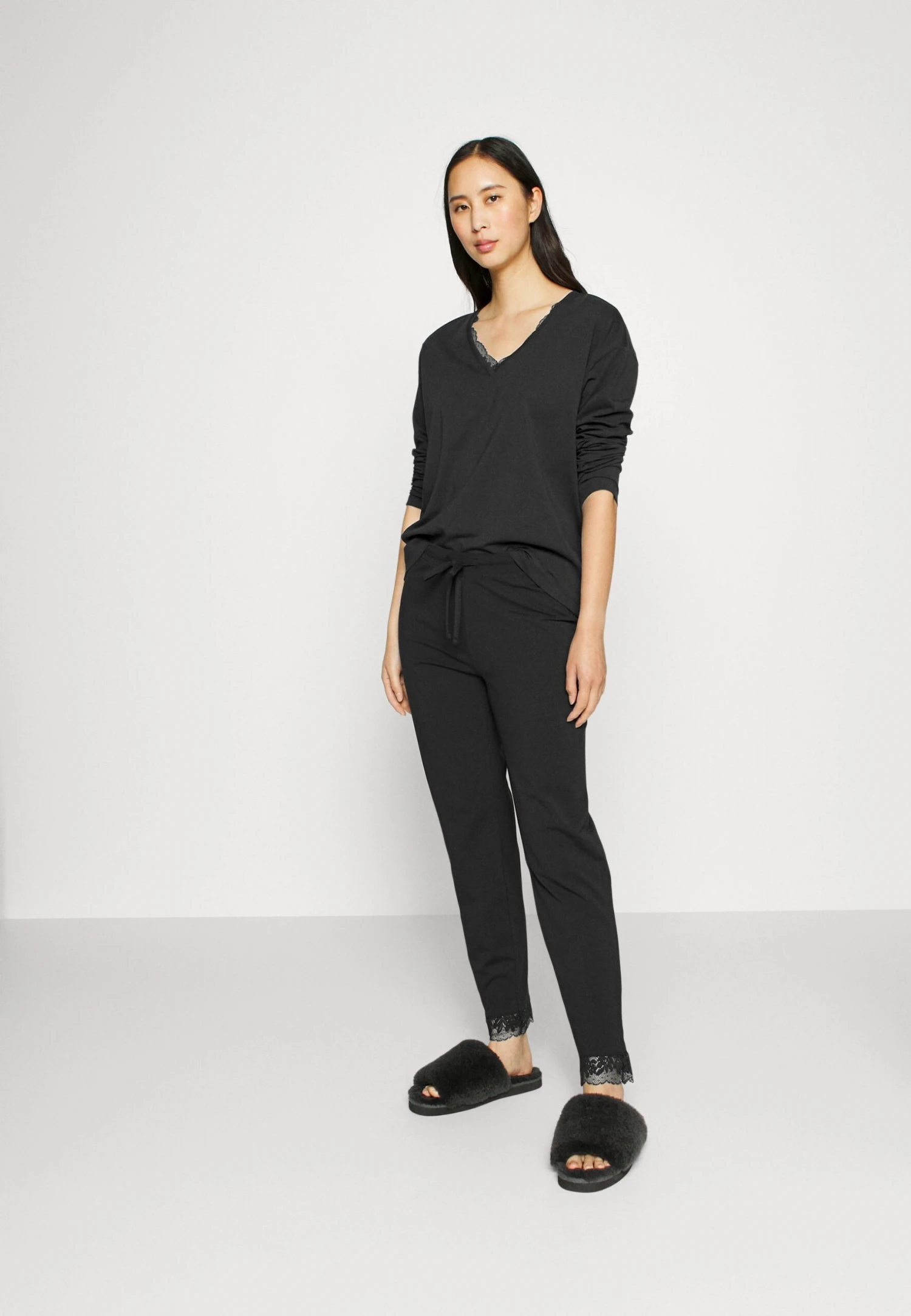 ESPRIT Seasonal Solid Long Leg Long Sleeve - Pyjama - Black 2 ESPRIT Seasonal Solid Long Leg Long Sleeve - Pyjama - Black - Afbeelding 2