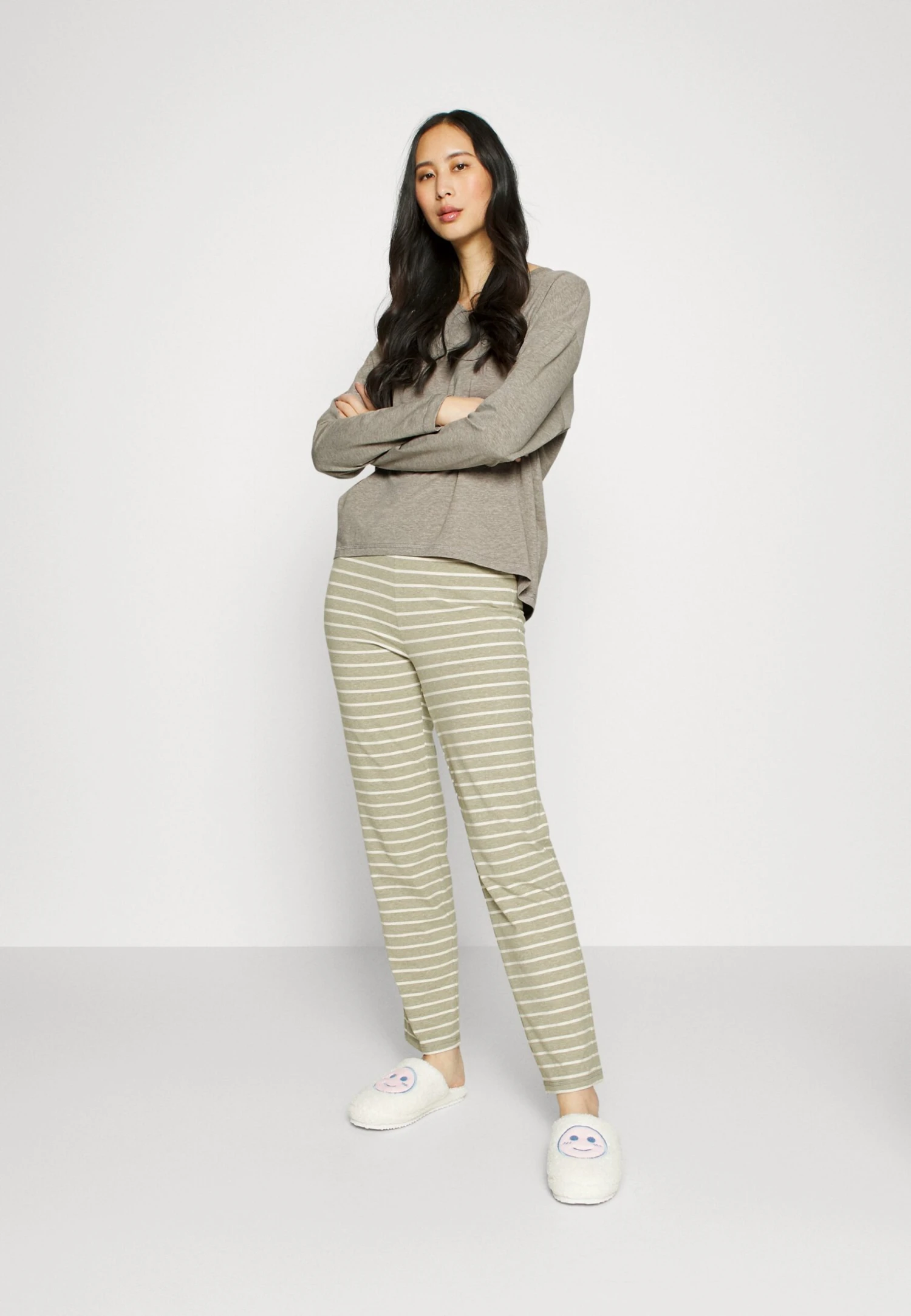 ESPRIT Y D Sus Mel Long Leg Long Sleeve - Pyjama - Light Khaki 2 ESPRIT Y D Sus Mel Long Leg Long Sleeve - Pyjama - Light Khaki - Afbeelding 2