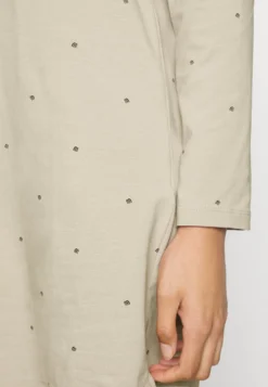 ESPRIT Seasonal- Nachtjapon - Light Taupe -Esprit aada9d162c764de18456683629dc1bef scaled