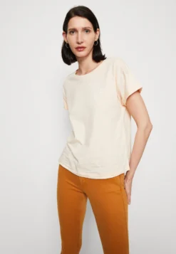 ESPRIT Shimmer Tee - T-Shirt Basic - Peach 9 ESPRIT Shimmer Tee - T-Shirt Basic - Peach -Esprit b5961f4e857a4b9eb1c84ec7bea67a2c scaled