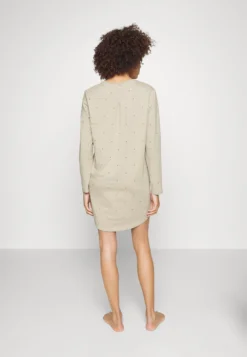 ESPRIT Seasonal- Nachtjapon - Light Taupe -Esprit c04d5694d1074b7fbcaa15340aeb9684 scaled