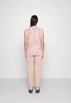 Short Sleeve- T-Shirt Print - Red 8 Short Sleeve- T-Shirt Print - Red -Esprit c40840359bf44d428101da6c22f3454d scaled