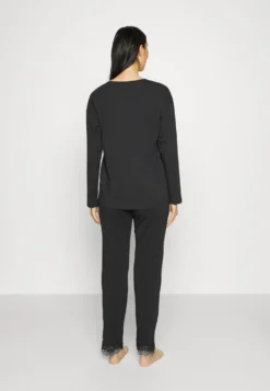 ESPRIT Seasonal Solid Long Leg Long Sleeve - Pyjama - Black 9 ESPRIT Seasonal Solid Long Leg Long Sleeve - Pyjama - Black -Esprit d180a83c6764495ea2efe3442b78de4b scaled