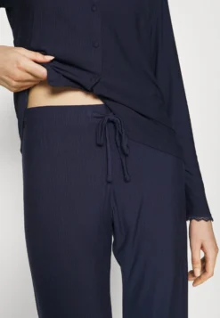ESPRIT Soft Stripes Longsleeve Long Pants - Pyjama - Navy -Esprit e023a21e1fb242a0aa6f87ee6d21cfe9 scaled