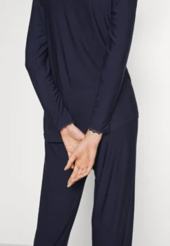 ESPRIT Soft Stripes Longsleeve Long Pants - Pyjama - Navy -Esprit ee4480b69e9e47f1879fe9f6a2a7d3f0 scaled