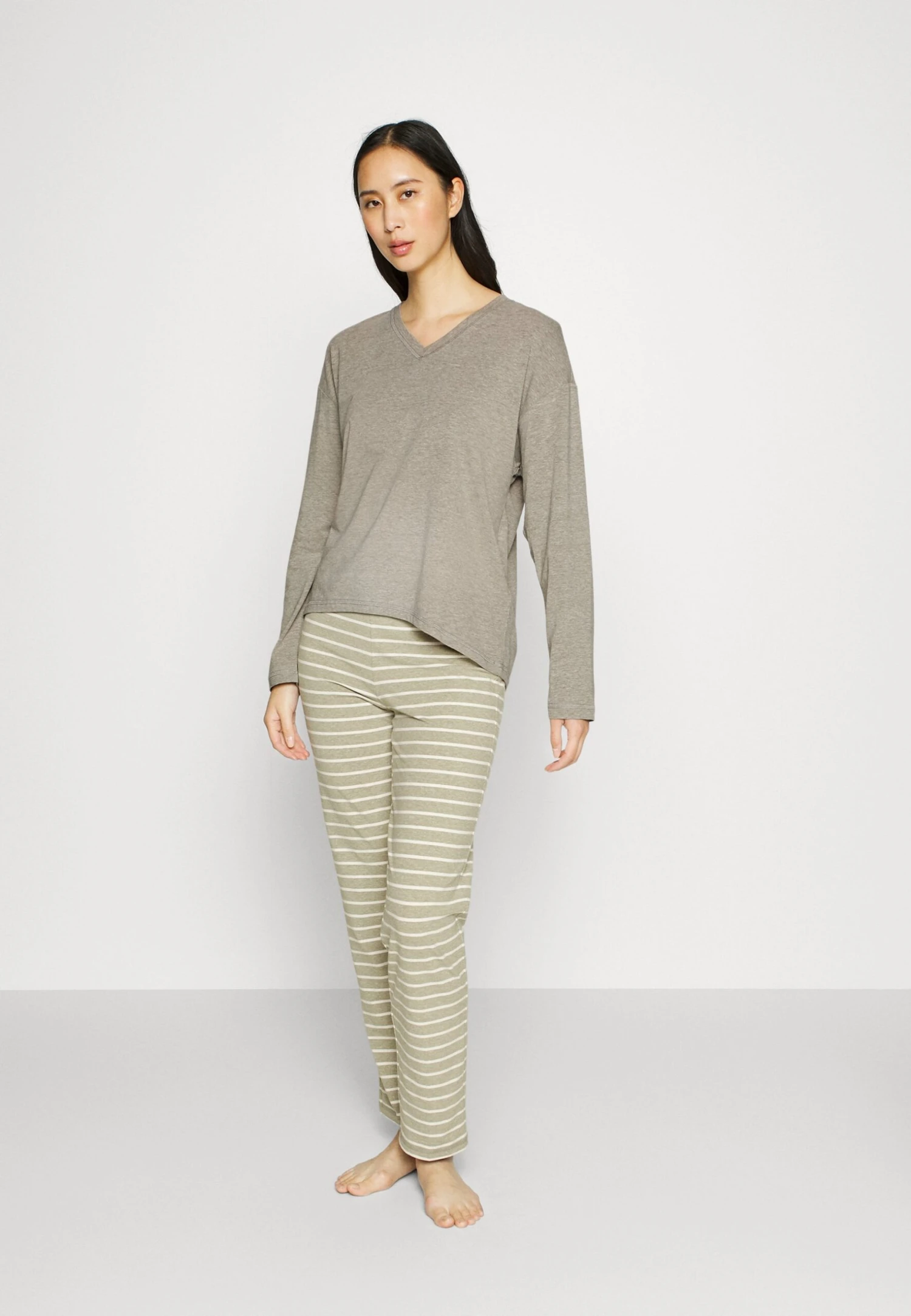ESPRIT Y D Sus Mel Long Leg Long Sleeve - Pyjama - Light Khaki 1 ESPRIT Y D Sus Mel Long Leg Long Sleeve - Pyjama - Light Khaki